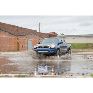 toyota-tacoma-2015-frdr-water-747